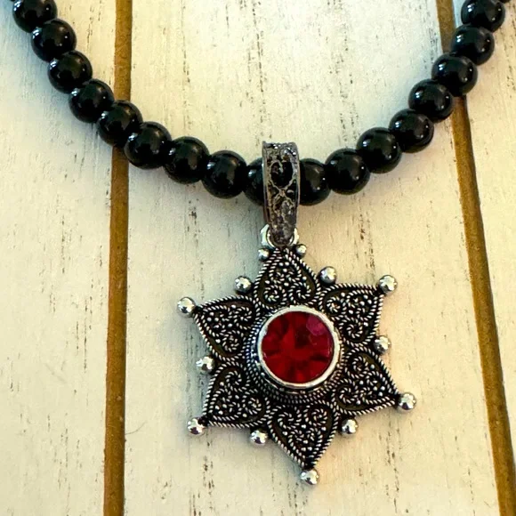 Red Hot Six-pointed Star Red Faux Gemstone Pendant, Faux Black Pearl Necklace - Picture 6 of 9